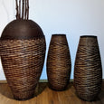 schlanke Bodenvase - Standvase aus Terrakotta mit Rattan