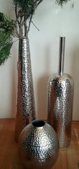 Blumenvase aus Metall, gehämmert, edel, schlank, Bodenvase mit Charme