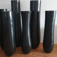 Palmenvase aus ausgehöhltem Palmenstamm in schwarz