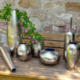 Vase aus Metall, rund mit Hammerschlag, Übertopf