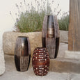Dunkle Vase aus Holz mit Streifen