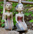 Dekofigur aus Holz knieend, indonesisches Figurenpaar