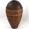 Tolle Vase aus Terrakotta mit Rattangeflecht