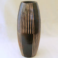 Dunkle Vase aus Holz mit Streifen