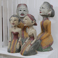 Dekofigur aus Holz knieend, indonesisches Figurenpaar